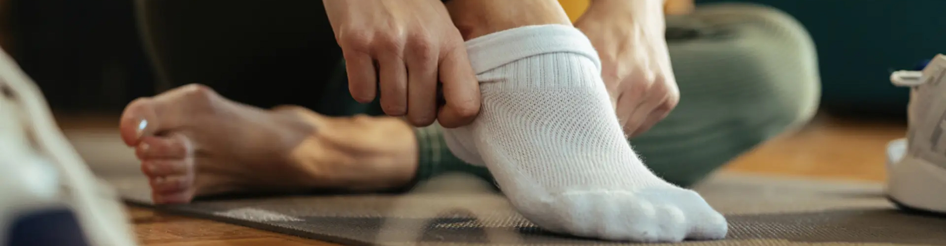 OEM Trampoline Socks Ankle Grip Socks Indoor Playground Socks